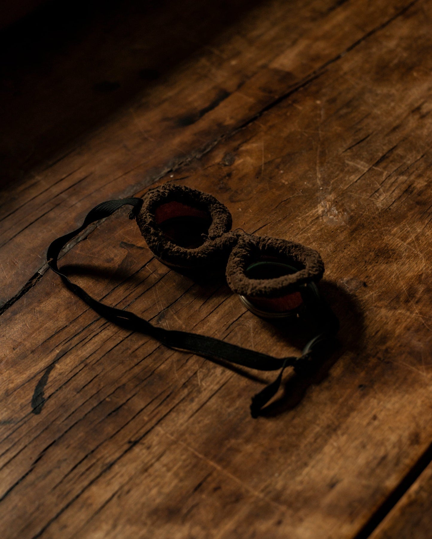 VINTAGE FUR RIM GOGGLES (RED MESH)