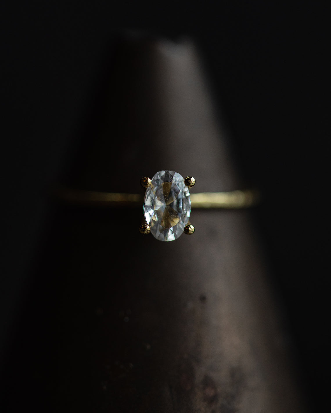 IMPERFECTS - Anillo significativo de 14 k con cristal ovalado blanco (tamaño 6)