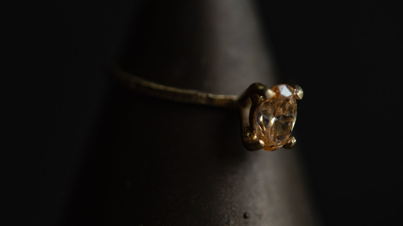 IMPERFECTS - Anillo significativo de 14 k con cristal ovalado de champán (tamaño 4,5)