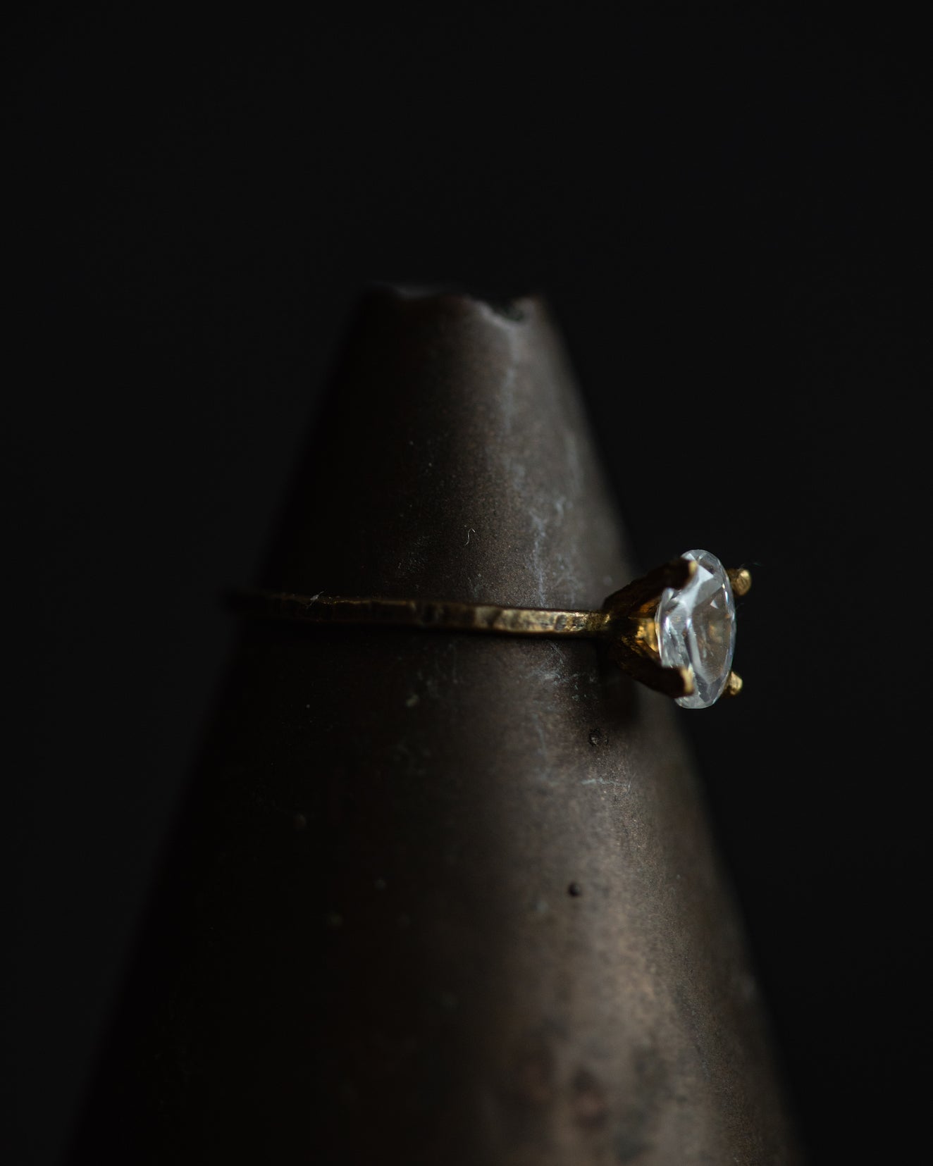 IMPERFECTS - 青铜意义戒指短爪透明椭圆形水晶（尺寸 5.5）