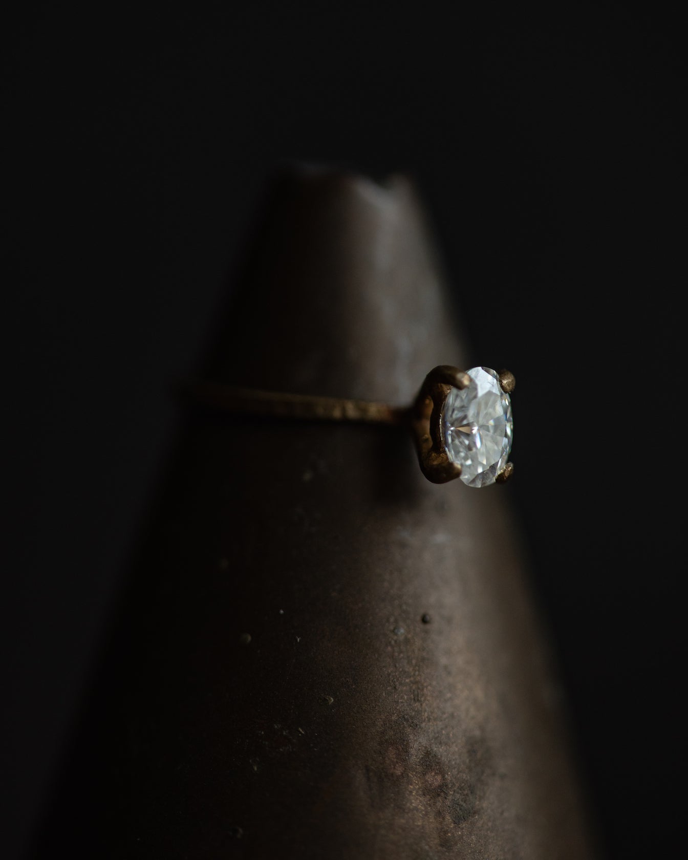 IMPERFECTS - 青铜意义戒指透明椭圆形水晶（尺寸 5）