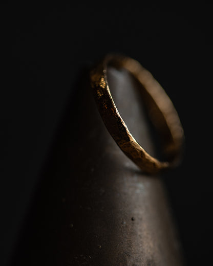 IMPERFECTS - 斯特林银 .925 镀金戒指向前雕刻（尺寸 8）
