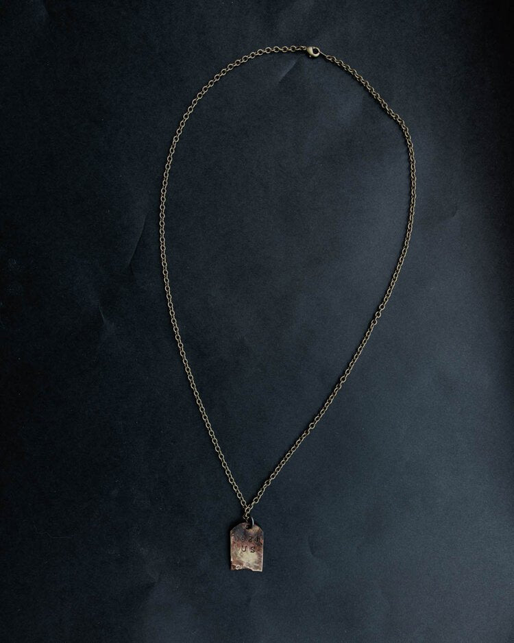 Venta al por mayor - El collar con colgante de lápida de latón personalizado de 1924 x Lee Brennan